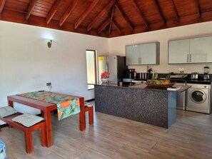 Een koelkast, een magnetron, een oven, een kookplaat