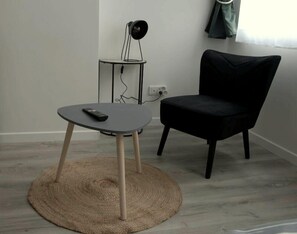 Deluxe-Studio, 1 Doppelbett, Kühlschrank und Mikrowelle | Individuell eingerichtet, laptopgeeigneter Arbeitsplatz