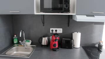 Comfort Studio, 1 Bedroom, Non Smoking, Refrigerator & Microwave | Private kitchen | Fridge, microwave, stovetop, espresso maker