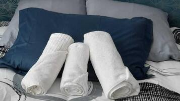 EstĂșdio design, 1 quarto, geladeira e micro-ondas | Individualmente mobiliados, espaço de trabalho para notebook