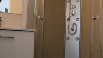 EstĂșdio conforto, 1 quarto, para nĂŁo fumantes, geladeira e micro-ondas | Banheiro | Chuveiro, secador de cabelo, toalhas de banho