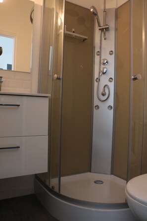Comfort Studio, 1 Bedroom, Non Smoking, Refrigerator & Microwave | Bathroom | Shower, hair dryer, towels - LocationTame (Douai)