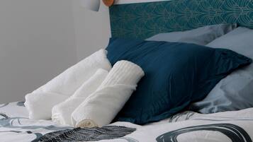 EstĂșdio luxo, 1 cama de casal, geladeira e micro-ondas | Individualmente mobiliados, espaço de trabalho para notebook