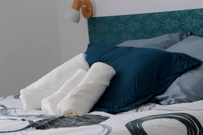 Deluxe Studio, 1 Double Bed, Refrigerator & Microwave | Individually furnished, laptop workspace, iron/ironing board, free WiFi - LocationTame (Douai)