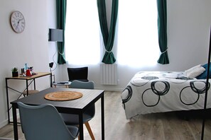 Deluxe Studio, 1 Double Bed, Refrigerator & Microwave | Individually furnished, laptop workspace, iron/ironing board, free WiFi - LocationTame (Douai)