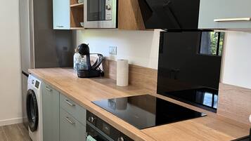 Een koelkast, een microgolfoven, een oven, een kookplaat