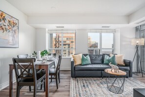 Exclusive-Apartment | Wohnbereich | 50-Zoll-Smart-TV mit Digitalempfang, Fernseher, Netflix