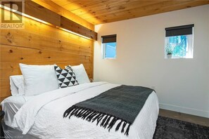 2 soverom, safe på rommet, skrivebord og reiseseng for barn