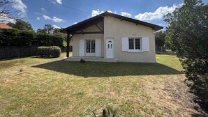 Una casa de planta baixa amb teulada a dos vessants, una porta d'entrada i un petit porxo.
