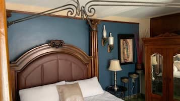 Habitación estándar | Decoración personalizada, muebles diferentes y cortinas blackout