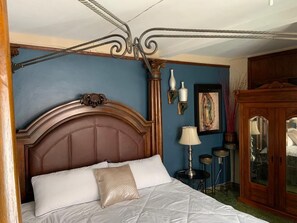 Decoración personalizada, muebles diferentes y cortinas blackout 