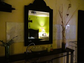 Chambre | Décor unique, ameublement unique, rideaux d’obscurcissement