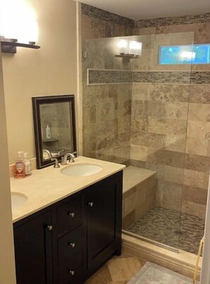 Badkar, hårtork, handdukar och tvål