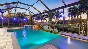 Et evighetsbasseng og et oppvarmet basseng