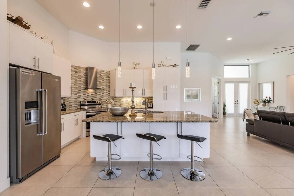 Køleskab, mikrobølgeovn, ovn, kogeplade