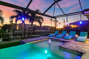 An infinity pool, a heated pool - Villa Aviator (Cape Coral)