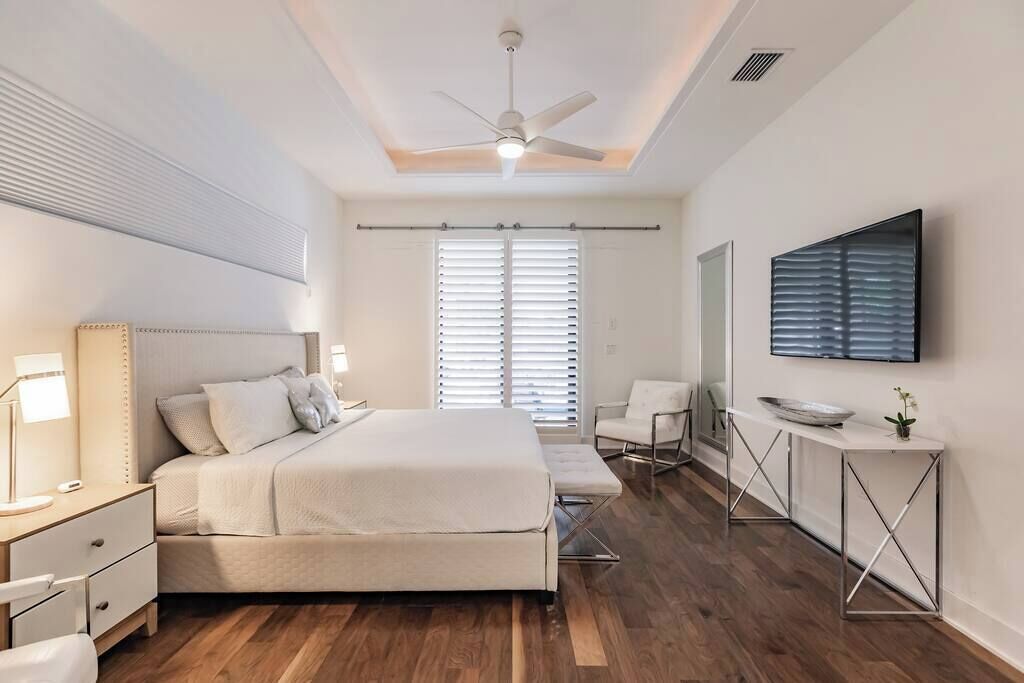 4 bedrooms, iron/ironing board, WiFi, bed sheets