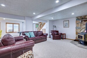 Smart TV, caminetto, lettore DVD, tavolo da calcetto