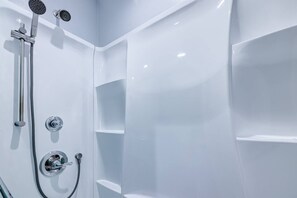 Duschwanne, Handtücher, Seife, Toilettenpapier