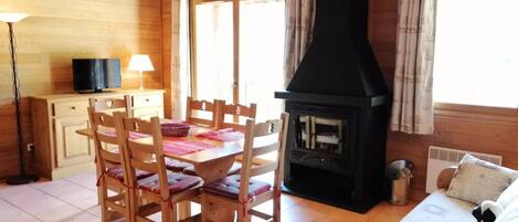 TV, fireplace