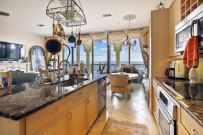 Apartamento, varias camas, balcón, vistas a la playa (Diamond Beach 7PH-3 - Italian Villa) | Cocina privada | Frigorífico, microondas, horno y placa de cocina