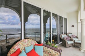 Apartamento, varias camas, balcón, vistas a la playa (Diamond Beach 7PH-3 - Italian Villa) | Zona de estar | Televisión de 40 pulgadas con canales por cable