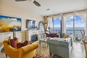 Apartamento, varias camas, balcón, vistas a la playa (Diamond Beach 7PH-3 - Italian Villa) | Zona de estar | Televisión de 40 pulgadas con canales por cable