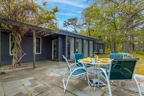 Outdoor dining - Short Walk to Long Pond Swimming Beach! (Wellfleet)