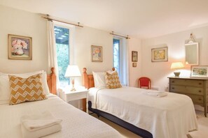 6 slaapkamers, een strijkplank/strijkijzer, wifi, beddengoed