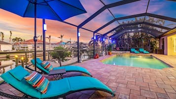 Piscine chauffée, parasols de plage