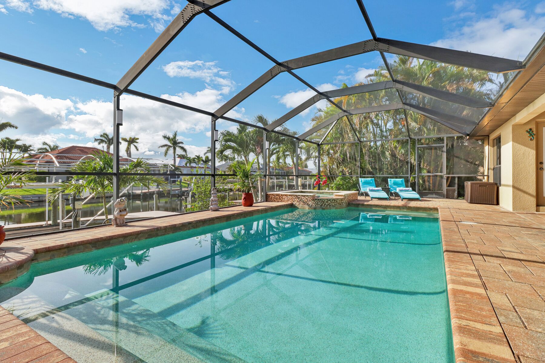 Piscine chauffée, parasols de plage