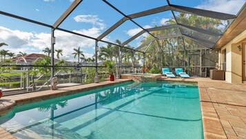 Piscine chauffée, parasols de plage