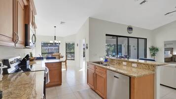 Kjøleskap, mikrobølgeovn, ovn og kokeplater