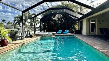 Piscine chauffée, parasols de plage