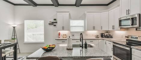 Jääkaappi, mikroaaltouuni, uuni, liesi