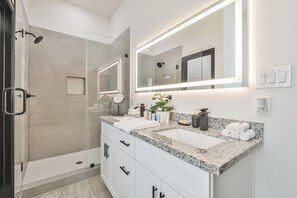 Bañera con ducha, secador de pelo, toallas, jabón
