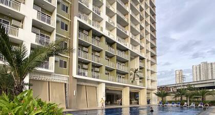 Family-sized condo w/ hot shower, Wi-Fi, TV, terrace on 39F