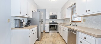 Nice and modern decor, 4BR 3BA, remodeled