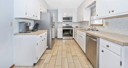 Nice and modern decor, 4BR 3BA, remodeled