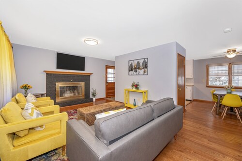 Nice and modern decor, 4BR 3BA, remodeled