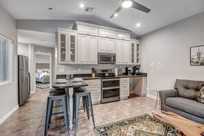 Kjøleskap, mikrobølgeovn, ovn og kokeplater