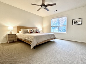 3 bedrooms, desk, travel crib, free WiFi - Modern, cozy home in private beach community Admirals Cove (Coupeville)