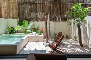 Superior-Apartment, eigener Pool, Blick auf den Innenhof | Terrasse/Patio