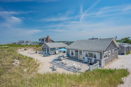 Bright Oceanfront Cottage—Deck & Beach Access