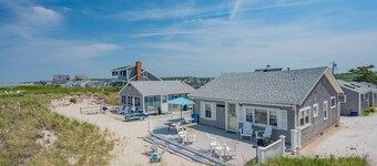 Bright Oceanfront Cottage—Deck & Beach Access