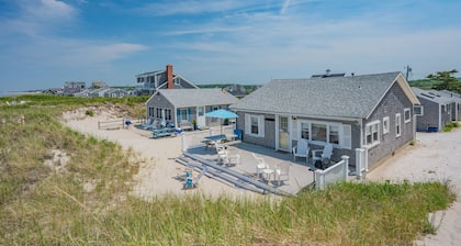 Bright Oceanfront Cottage—Deck & Beach Access