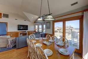 Smart-tv, bordsfotboll och böcker