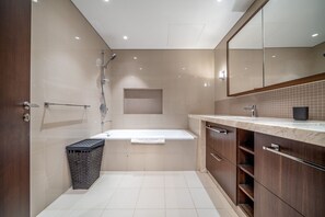 Bathtub, hair dryer, towels - 5401 Boulevard Point | 1 Bedroom (Dubai)