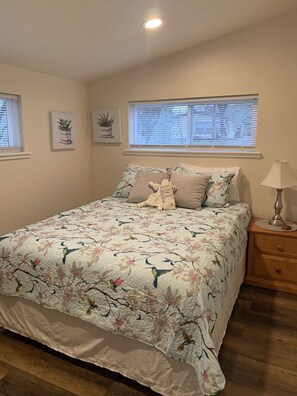 4 bedrooms, desk, iron/ironing board, WiFi - Spectacular Cozy Cottage- Wood Stove, Fire Pit, Creek (Shady Cove)
