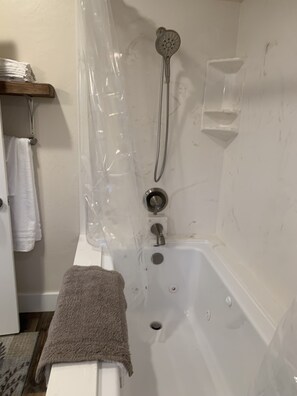 Duschwanne, Whirlpool, Haartrockner, Handtücher